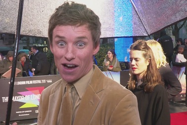 Eddie Redmayne lịch lãm trả lời phỏng vấn