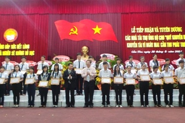 Cần Thơ: 2,2 tỷ đồng dành cho Quỹ Khuyến học Khuyến tài