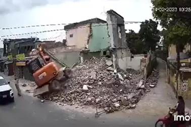 Thót tim khoảnh khắc xe khoan bê tông mất đà, lật nghiêng ra đường