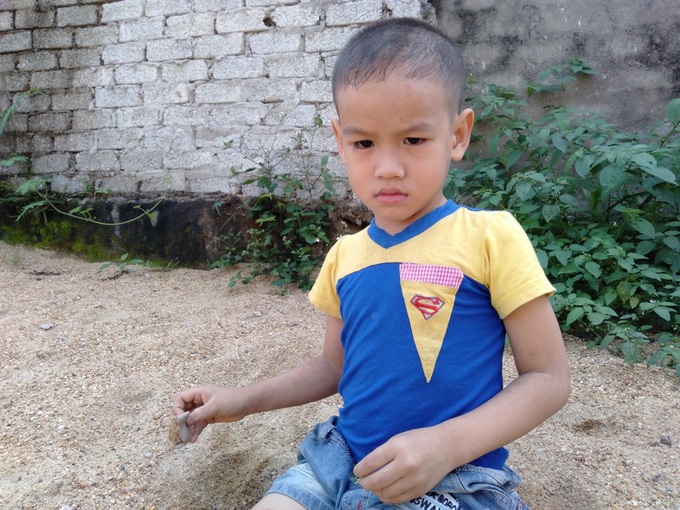 Bố đi tù vì nghiện ma túy, mẹ nguy kịch vì tai nạn giao thông, 3 đứa trẻ hàng ngày ngồi đầu ngõ ngóng chờ mẹ trong nước mắt - Ảnh 5. Bố đi tù vì nghiện ma túy, mẹ nguy kịch vì tai nạn giao thông, 3 đứa trẻ hàng ngày ngồi đầu ngõ ngóng chờ mẹ trong nước mắt - Ảnh 5.