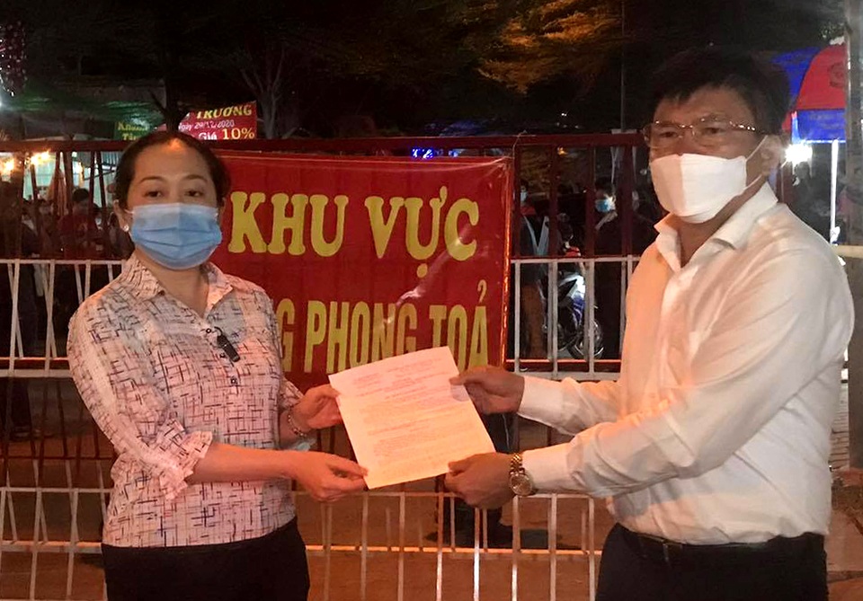 Hàng nghìn người vỡ òa vui sướng vì được dỡ phong tỏa đêm giao thừa - 2 Hàng nghìn người vỡ òa vui sướng vì được dỡ phong tỏa đêm giao thừa - 2