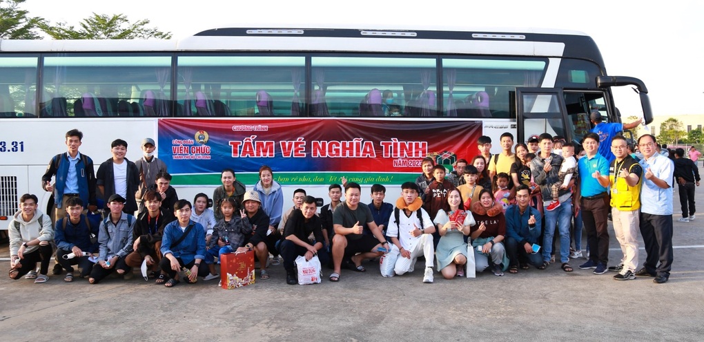Xúc động hình ảnh giám đốc người Hàn đến nhà trọ chúc Tết công nhân - 4 Xúc động hình ảnh giám đốc người Hàn đến nhà trọ chúc Tết công nhân - 4
