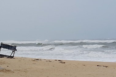 Các xã biển mưa cực lớn, sóng dồn dập tràn bờ