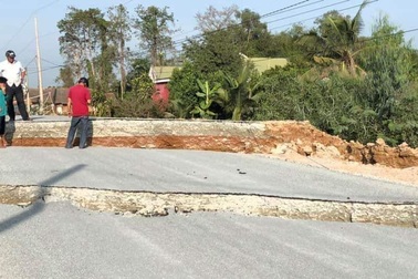 Tạm ngưng giao thông trên đường 80 tỉ sụt lún nghiêm trọng