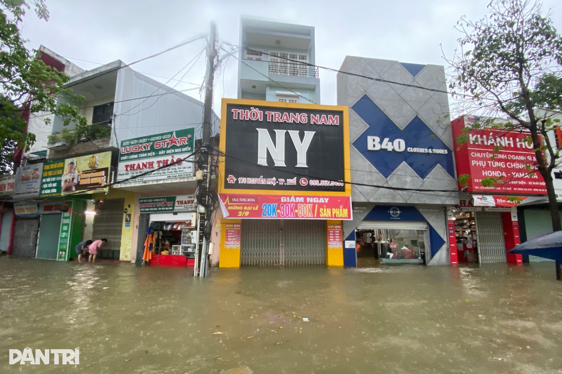 Thành phố Huế mênh mông nước, người dân di chuyển bằng thuyền giữa đô thị - 12