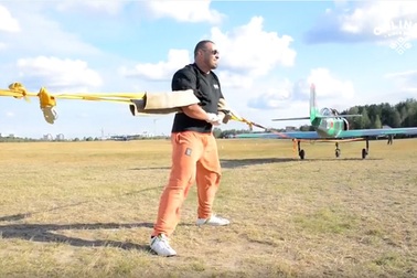 "Choáng" với màn dùng tay không hãm 2 máy bay cất cánh