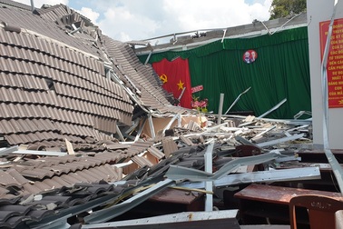 Hội trường sập mái sau 8 tháng đưa vào sử dụng