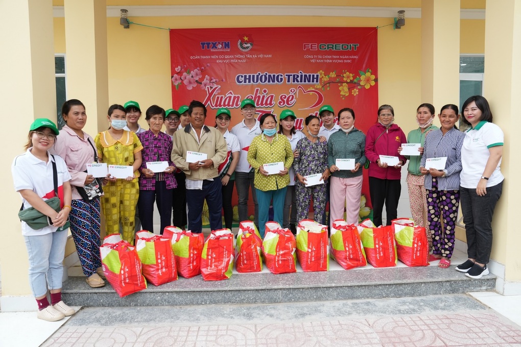 FE Credit mang Xuân chia sẻ - Tết yêu thương đến bà con nghèo huyện Cần Giờ - 3 FE Credit mang Xuân chia sẻ - Tết yêu thương đến bà con nghèo huyện Cần Giờ - 3
