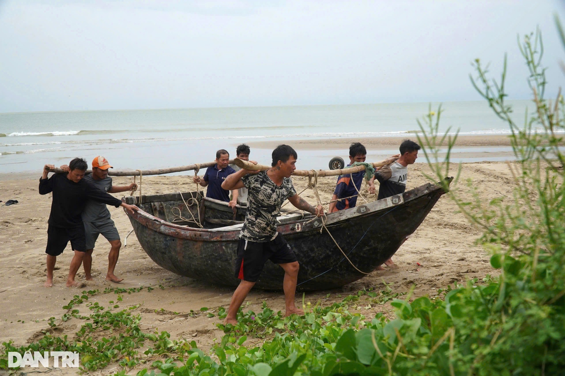 Người dân ven biển kéo tàu thuyền lên bờ, gia cố nhà cửa trước bão Yagi - 5 Người dân ven biển kéo tàu thuyền lên bờ, gia cố nhà cửa trước bão Yagi - 5