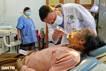 Bác sĩ Việt vượt 800km xuyên biên giới khám bệnh cho người dân Lào