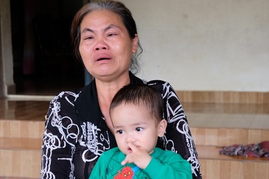 Giọt nước mắt đớn đau của người mẹ khốn khổ chăm những đứa con "trời đày"