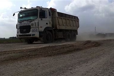 Xe quá tải “đại náo” tỉnh lộ