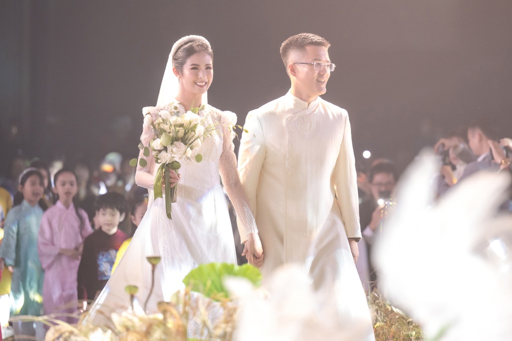 Chú rể Phú Đạt thổi sáo tặng Ngọc Hân trong ngày cưới - 13 Chú rể Phú Đạt thổi sáo tặng Ngọc Hân trong ngày cưới - 13