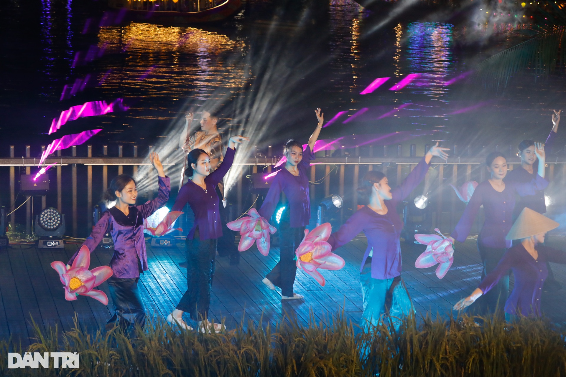 Sông Hương rực rỡ sắc màu trong đêm Tri ân dòng Hương - 4 Sông Hương rực rỡ sắc màu trong đêm Tri ân dòng Hương - 4