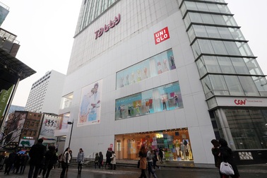 Doanh số giảm mạnh, Uniqlo đóng cửa hàng lớn nhất ở Hàn Quốc