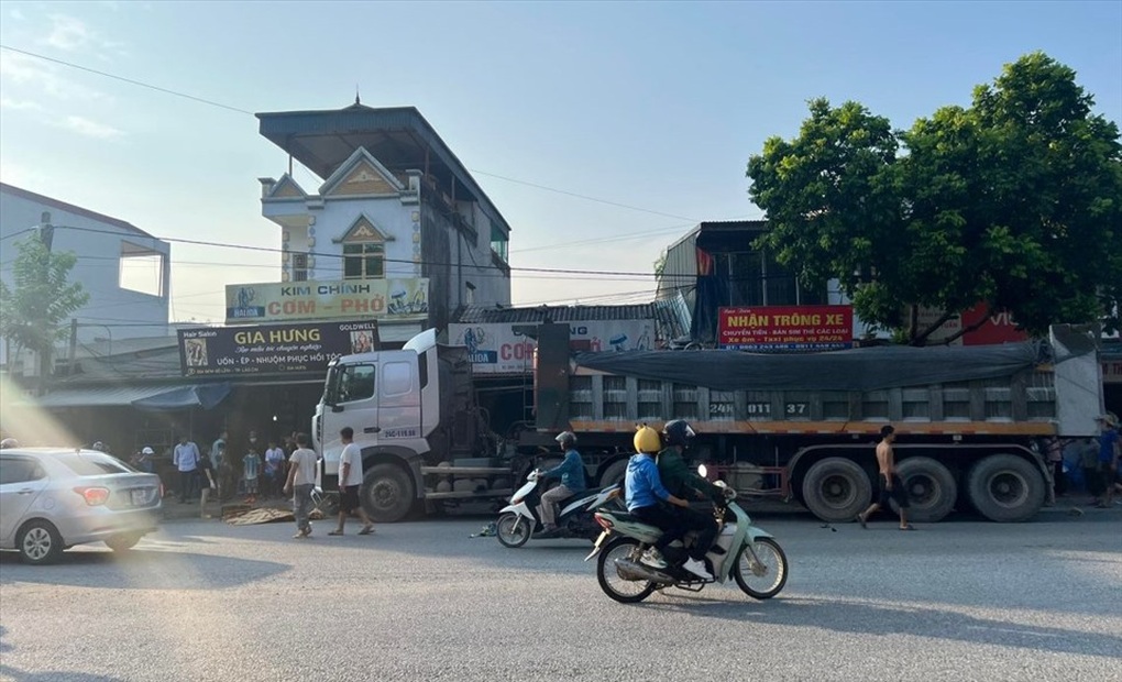 Xe đầu kéo va chạm xe máy, 3 người thương vong - 1 Xe đầu kéo va chạm xe máy, 3 người thương vong - 1