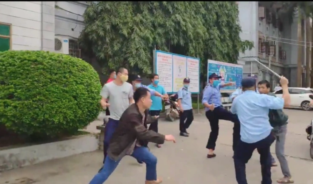 Chết khiếp bác bảo vệ, cô gái khổ sở từ bỏ mức lương 26 triệu đồng - 3 Chết khiếp bác bảo vệ, cô gái khổ sở từ bỏ mức lương 26 triệu đồng - 3