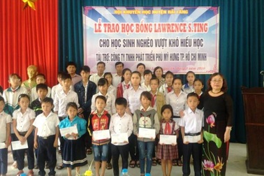 Quảng Trị: Trao 100 suất học bổng đến học sinh, sinh viên nghèo