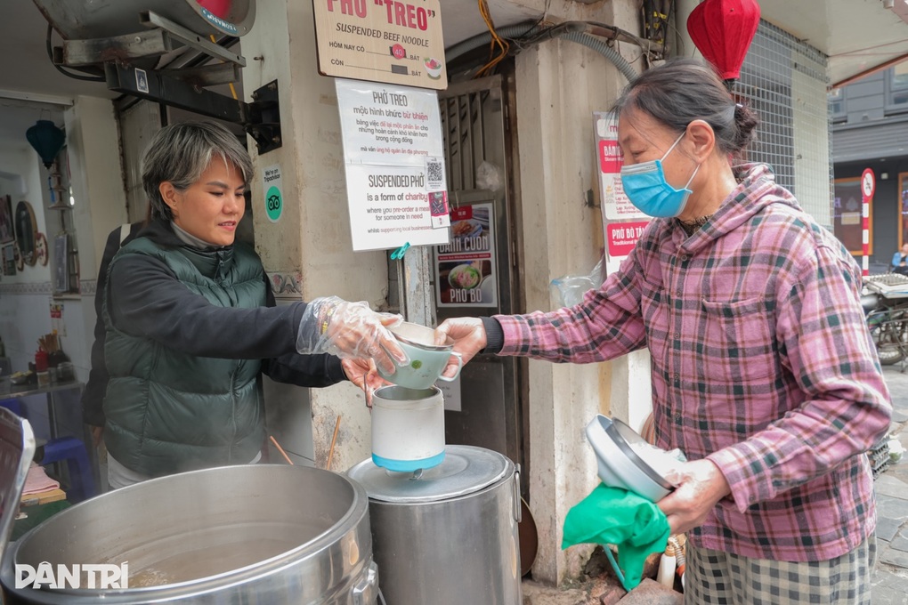 Chủ quán phở Hà Nội gây sốt vì giống Vương Phi - 3 Chủ quán phở Hà Nội gây sốt vì giống Vương Phi - 3