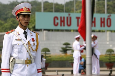 Treo cờ rủ tại Quảng trường Ba Đình