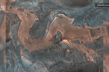 Hẻm núi hình rồng uốn lượn trên bề mặt của "Hành tinh đỏ"