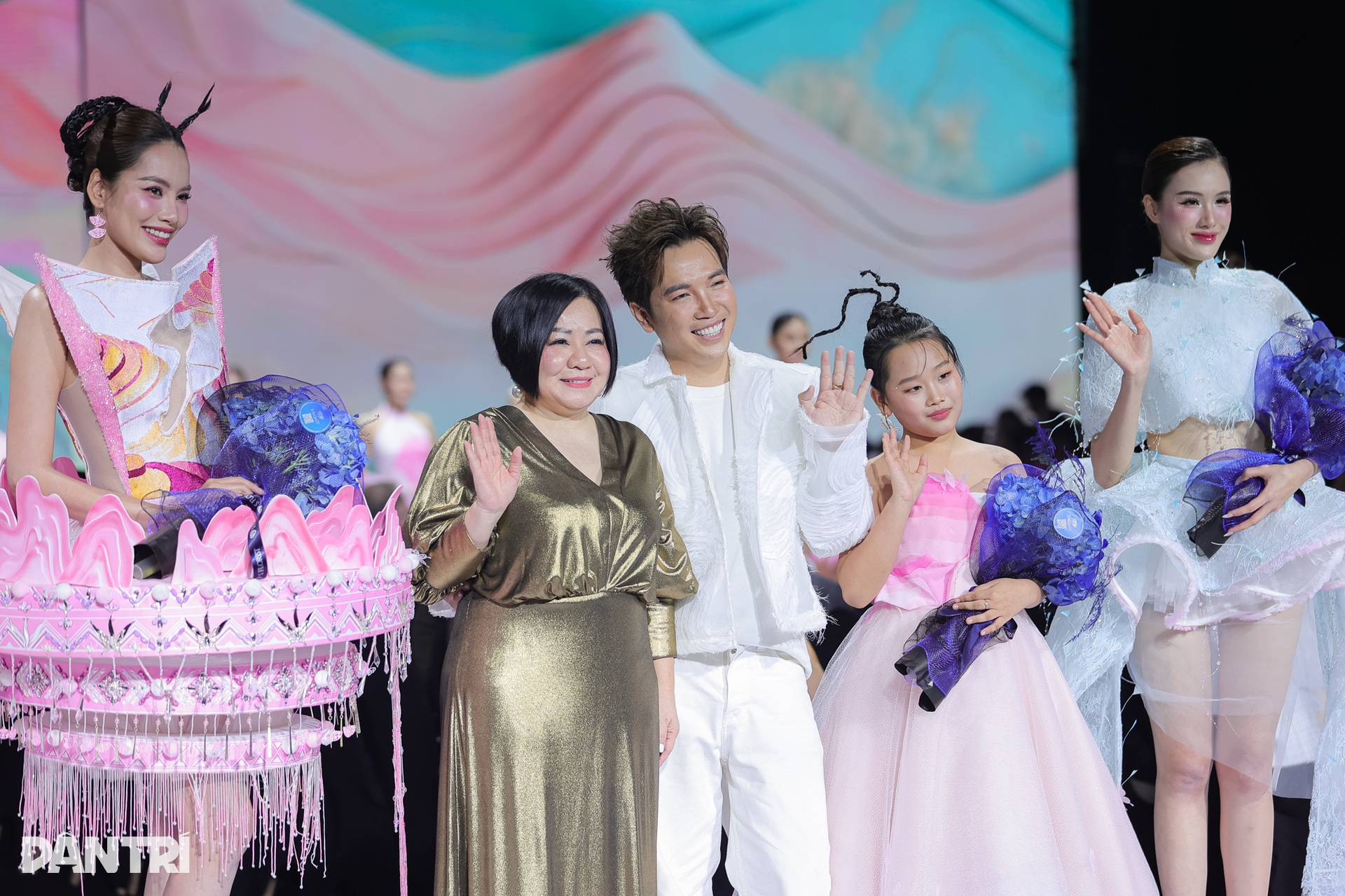 Á hậu Trái đất Trịnh Mỹ Anh gây “choáng” khi khoe vòng 3 trên sàn catwalk - 14 Á hậu Trái đất Trịnh Mỹ Anh gây “choáng” khi khoe vòng 3 trên sàn catwalk - 14