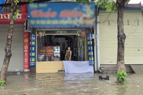 Người dân Hải Phòng đối phó với nước ngập