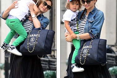 Siêu mẫu Úc sành điệu với túi Chanel 3000 đô