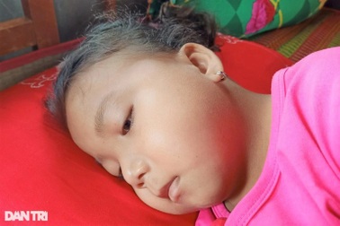 Suy thận giai đoạn cuối, bé gái chờ chết vì không có tiền điều trị