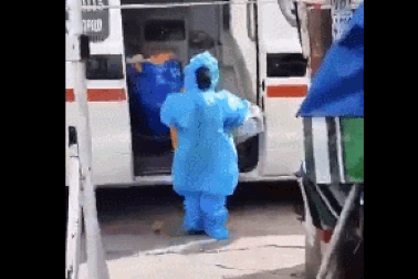 Clip "em bé lên xe cấp cứu đi cách ly một mình" khiến dân mạng rơi nước mắt