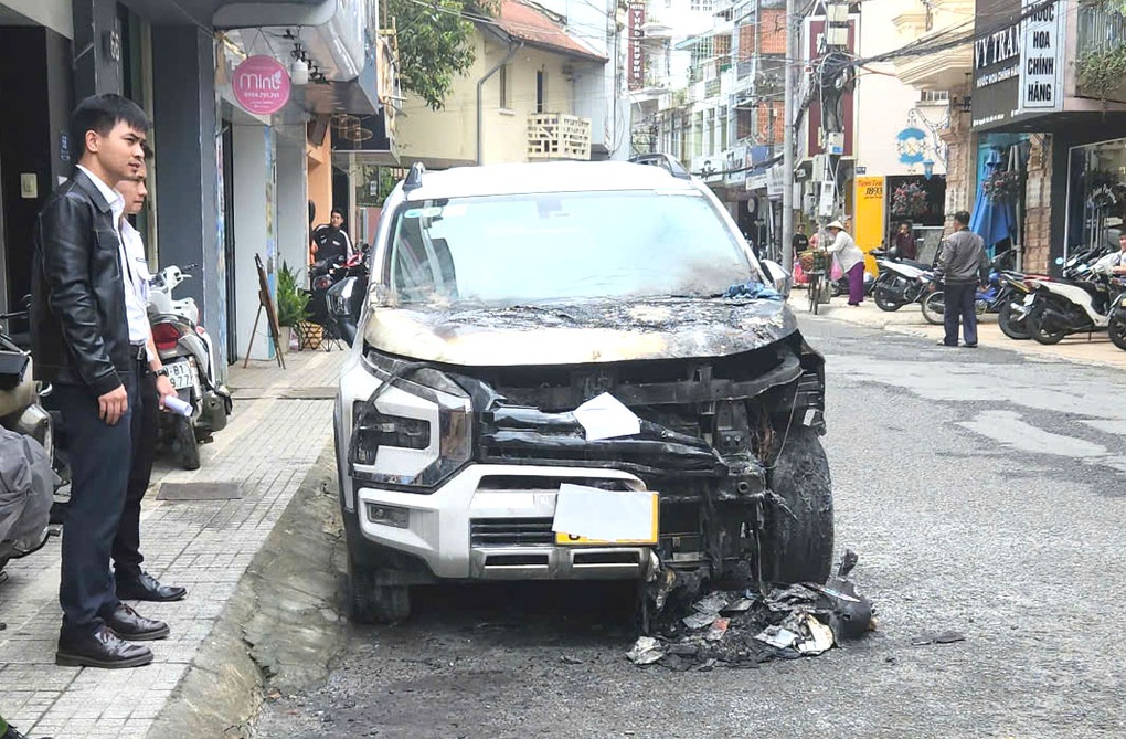 Công an vào cuộc điều tra vụ ô tô bốc cháy trên phố ở Đà Lạt - 1