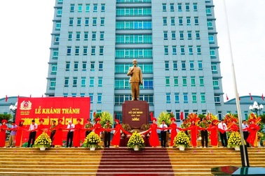 Khánh thành tượng đài Bác Hồ tại khuôn viên Công an tỉnh Nam Định