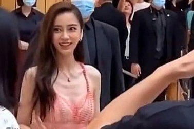 Sốc với thềm ngực gầy trơ xương của Angelababy