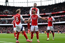 Đánh bại Chelsea, Arsenal tiếp tục bám đuổi Liverpool