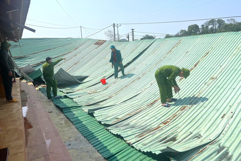 Mái nhà đổ sập, đồng ruộng tan nát vì trận mưa đá lịch sử ở Hòa Bình - 1 Mái nhà đổ sập, đồng ruộng tan nát vì trận mưa đá lịch sử ở Hòa Bình - 1