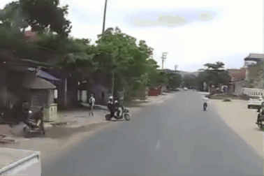 Nữ sinh sang đường thiếu quan sát, xe tải phanh dúi dụi để tránh