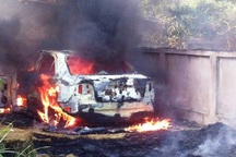 Ô tô cháy trơ khung khi đỗ trên đường phơi rơm