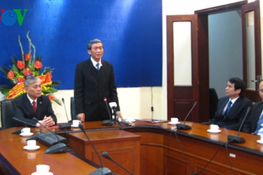 Ông Đinh Thế Huynh thăm và chúc mừng các Thầy thuốc