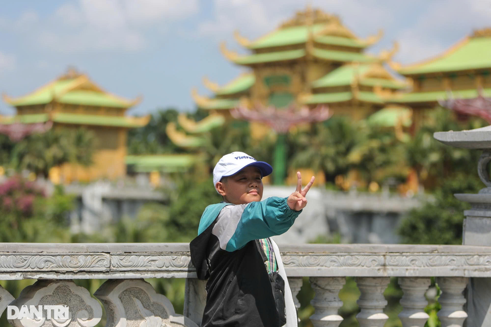 View - Bà Nguyễn Phương Hằng miễn phí vé khiến khu du lịch Đại Nam chật kín người | Báo Dân trí