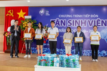 Khánh Hòa: Trao học bổng cho tân sinh viên vượt khó, học giỏi