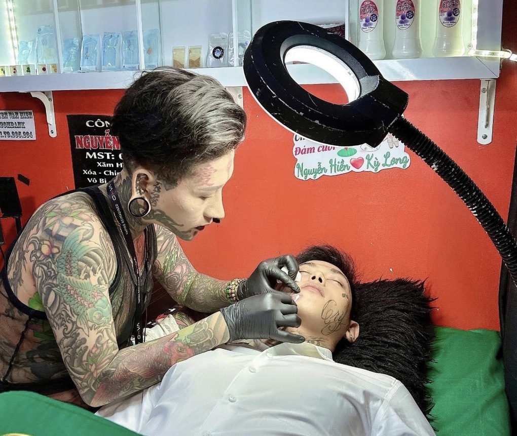 Đau đớn, trầm cảm đi xóa tên người yêu vì chuyện làm giàu - 4 Đau đớn, trầm cảm đi xóa tên người yêu vì chuyện làm giàu - 4