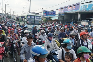 Quốc lộ ùn tắc nghiêm trọng sau một vụ tai nạn giao thông