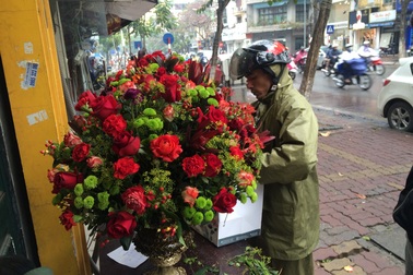 Chi 30 triệu đồng/lẵng, quý ông hào phóng mua 100 bông hồng Ecuador tặng 8/3