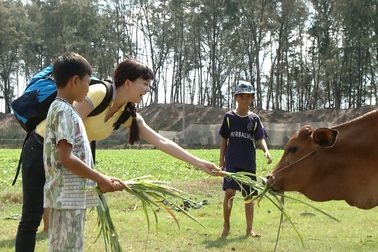 Vợ chồng Sỹ Toàn - Ngọc Tiên rủ nhau về Trà Vinh mò cua bắt ốc