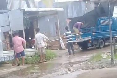 Chánh văn phòng Huyện ủy “mượn” xe công làm việc tư