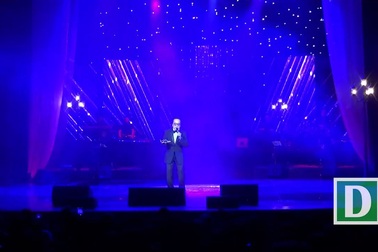 Elvis Phương hát "Nửa đêm ngoài phố"