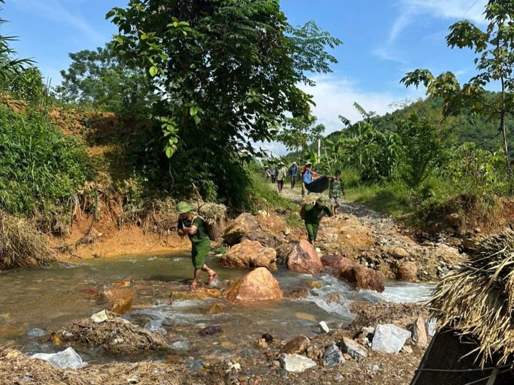 Công an Phú Thọ gùi lúa giúp dân chạy bão Matmo - 1 Công an Phú Thọ gùi lúa giúp dân chạy bão Matmo - 1