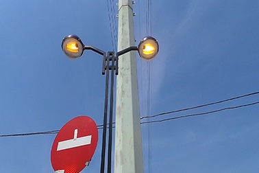 Hà Nội: Dàn đèn cao áp sáng trưng giữa nắng nóng