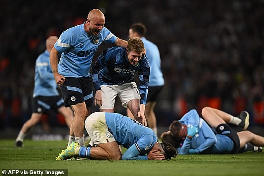 Dàn sao Man City bật khóc vì sung sướng, HLV Pep Guardiola hôn vợ đắm đuối - 5 Dàn sao Man City bật khóc vì sung sướng, HLV Pep Guardiola hôn vợ đắm đuối - 5