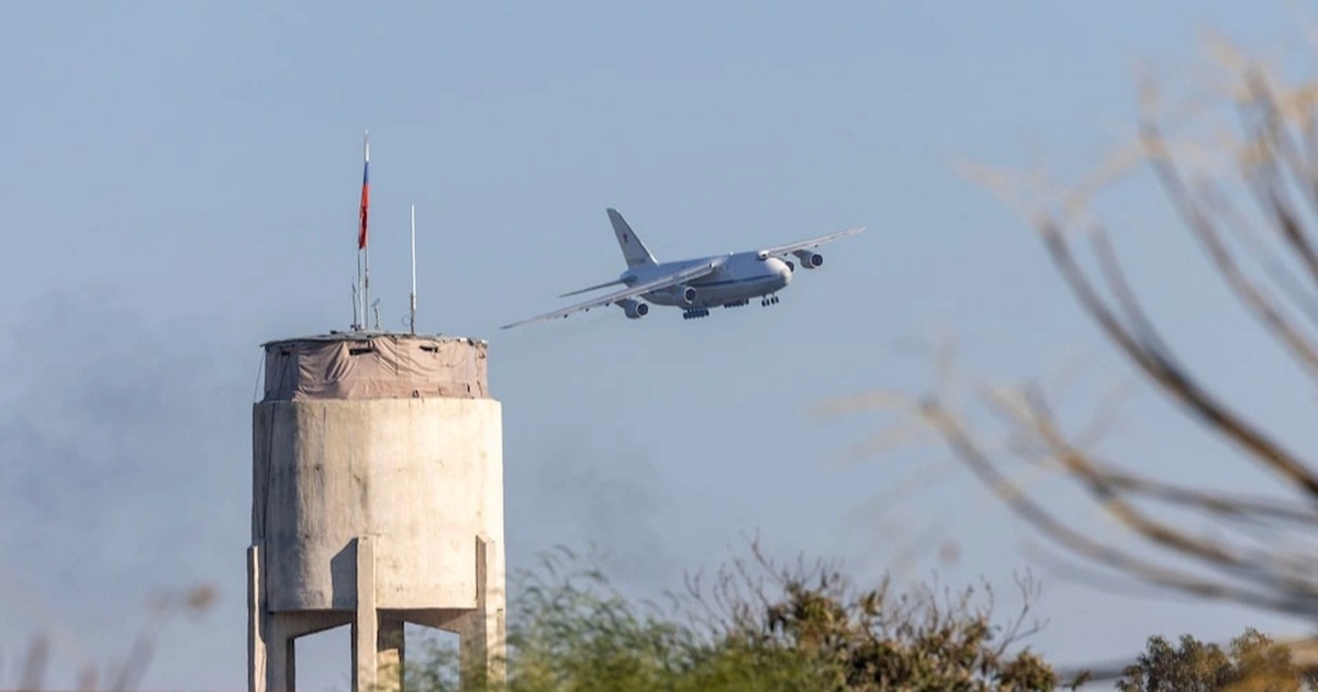 Một máy bay quân sự của Nga đang tiếp cận căn cứ không quân Hmeimim ở Latakia, Syria (Ảnh: Reuters).